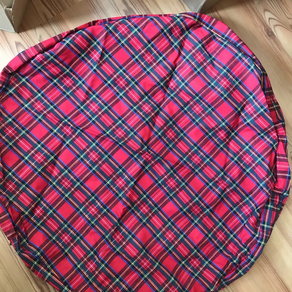 New without tags, Cabela’s 30” round plaid dog bed cover